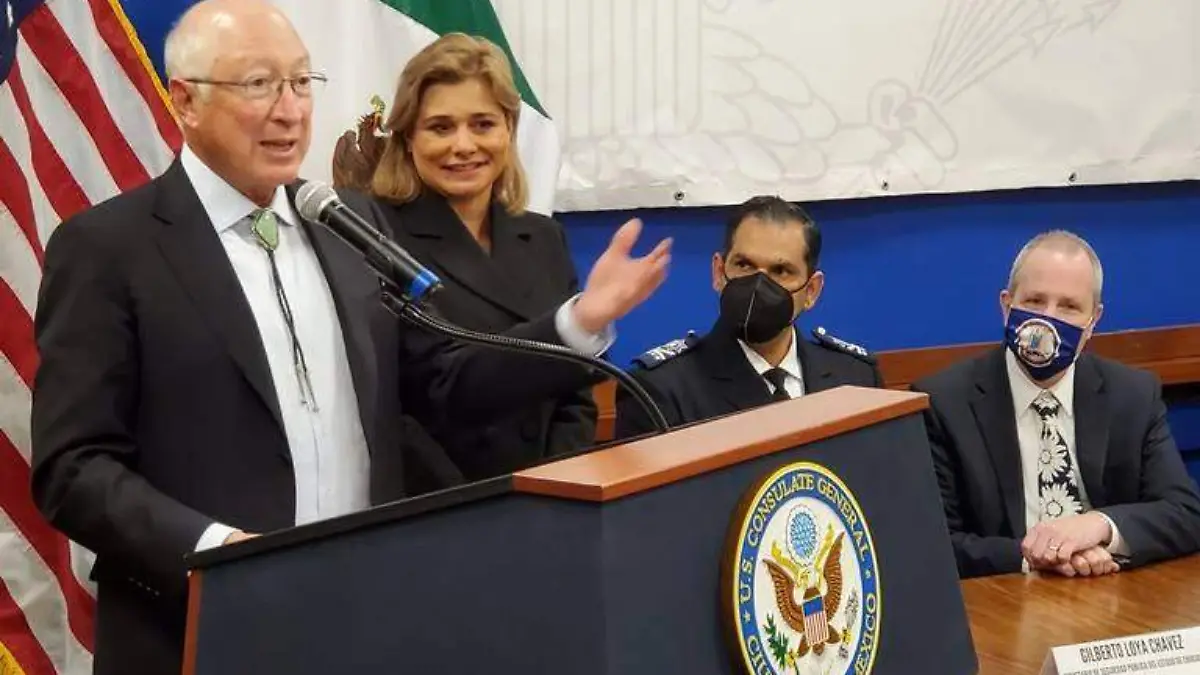 Embajador Ken Salazar con Maru Campos en Chihuahua